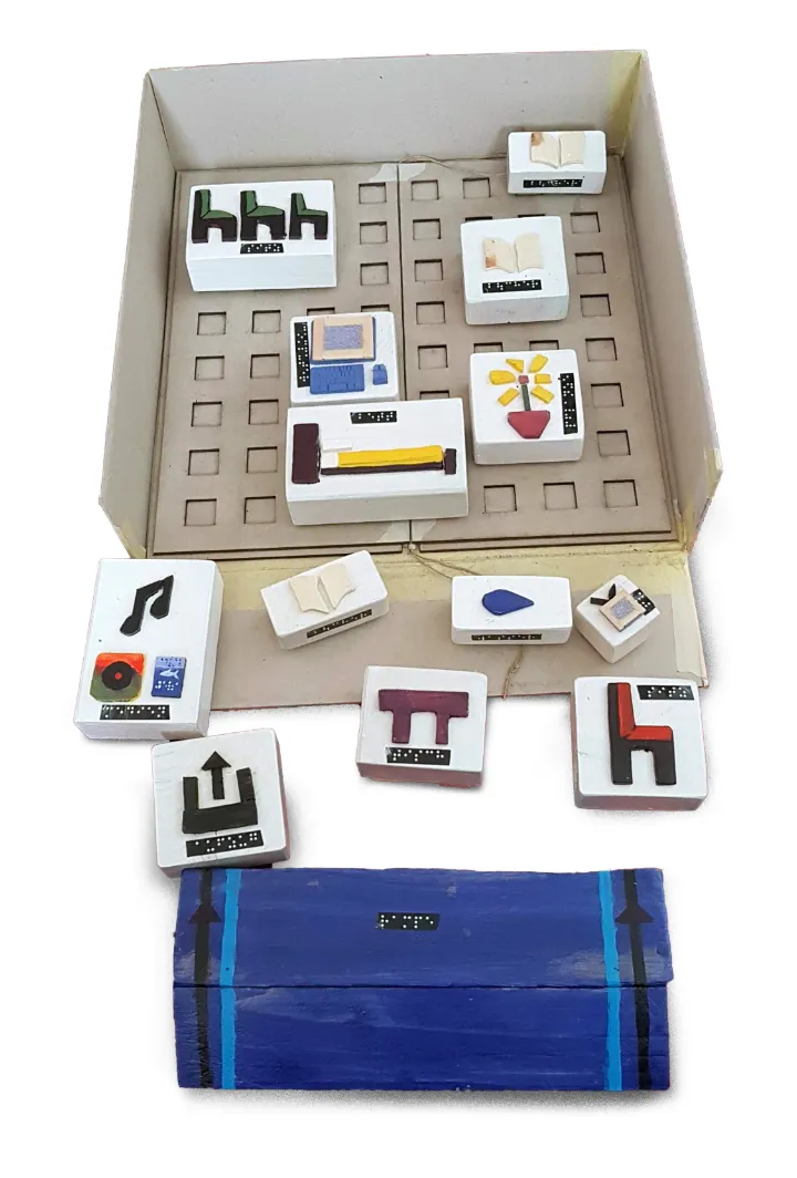 Ein Foto von ein Graupappeprototyp mit vereinfachte Möbeln und Braille.