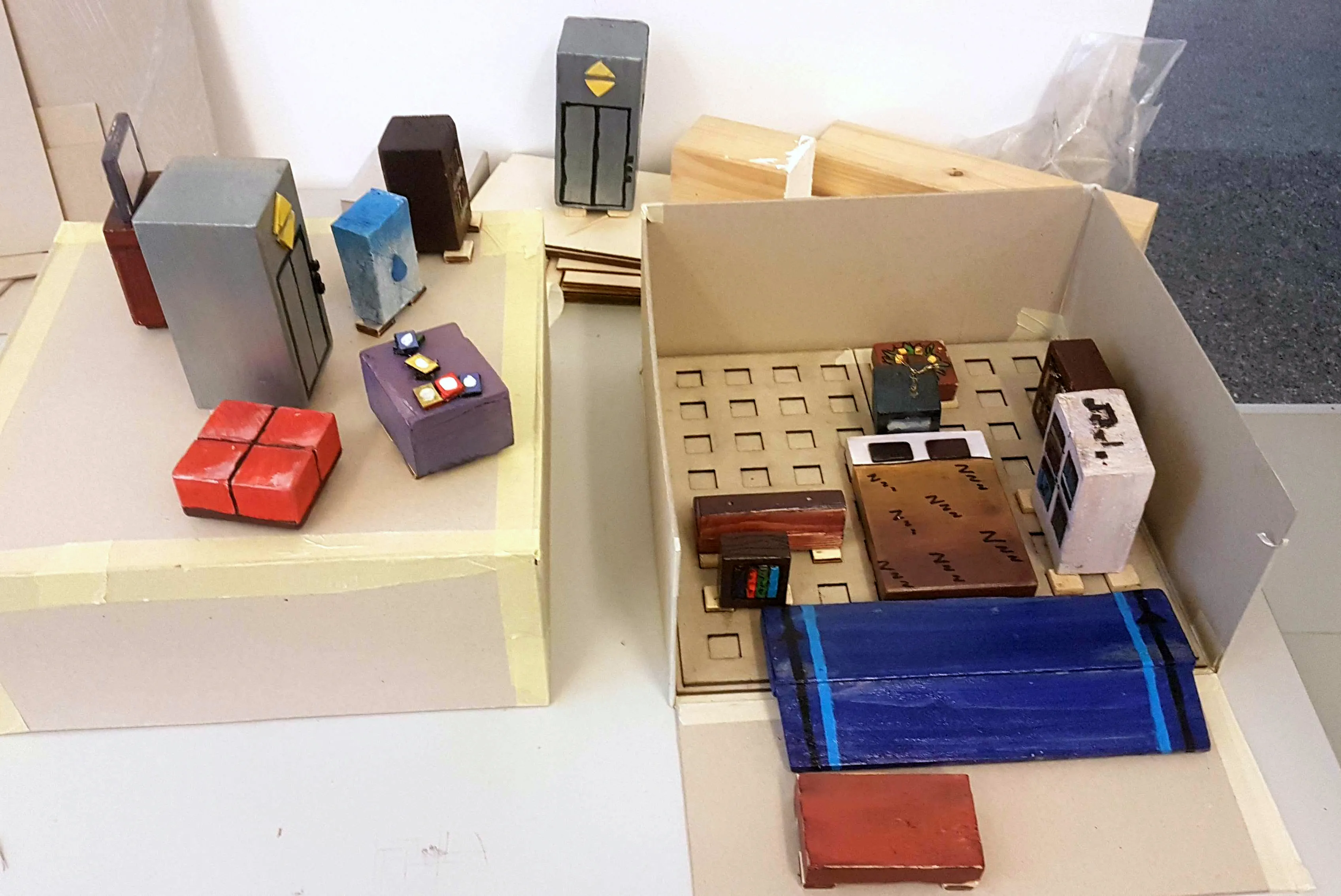 Ein Foto von ein Graupappeprototyp mit Holzmöbeln.