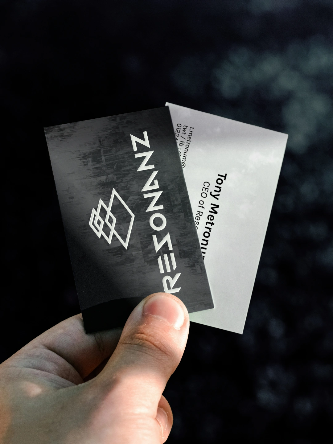 Corporate Identity. Resonanz Branding auf Visitenkarte. Das weißes Logo ist auf schwarzen Hintergrund, mit Kontaktdetails in schwarzen schrift mit weißem Hintergrund.